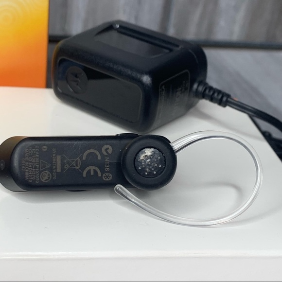 Motorola H270 Universal Bluetooth Headset, Ergonomic Black Clear Ear-Hook - Picture 4 of 10